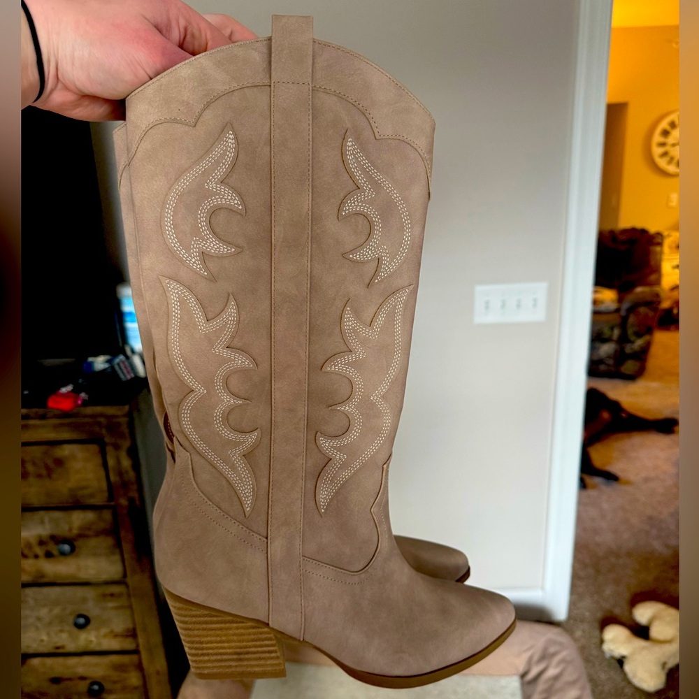 Brand new without tags mid calf cowgirl boots. Size 10. Perfect condition